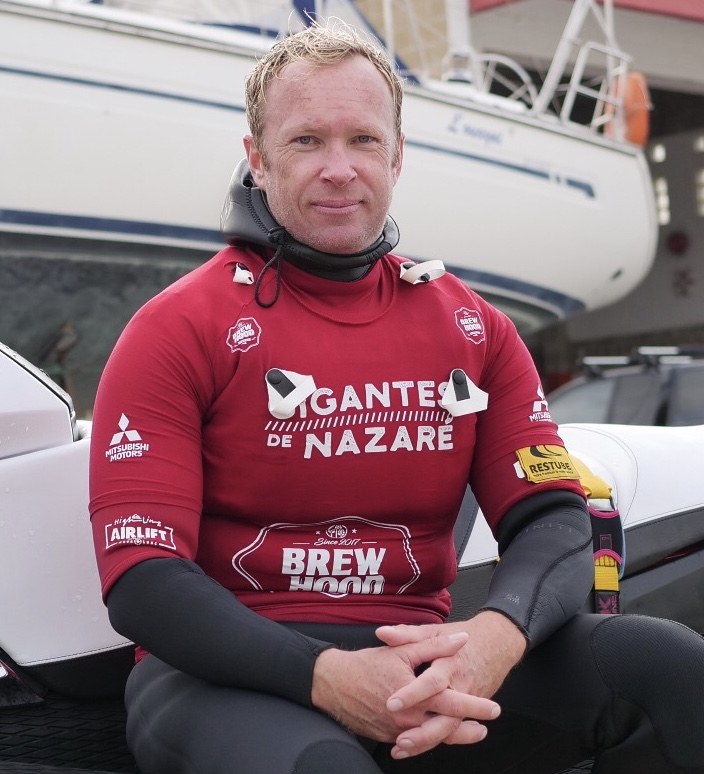Alex Wippel in the red jersey at the Gigantes de Nazaré contest 2019