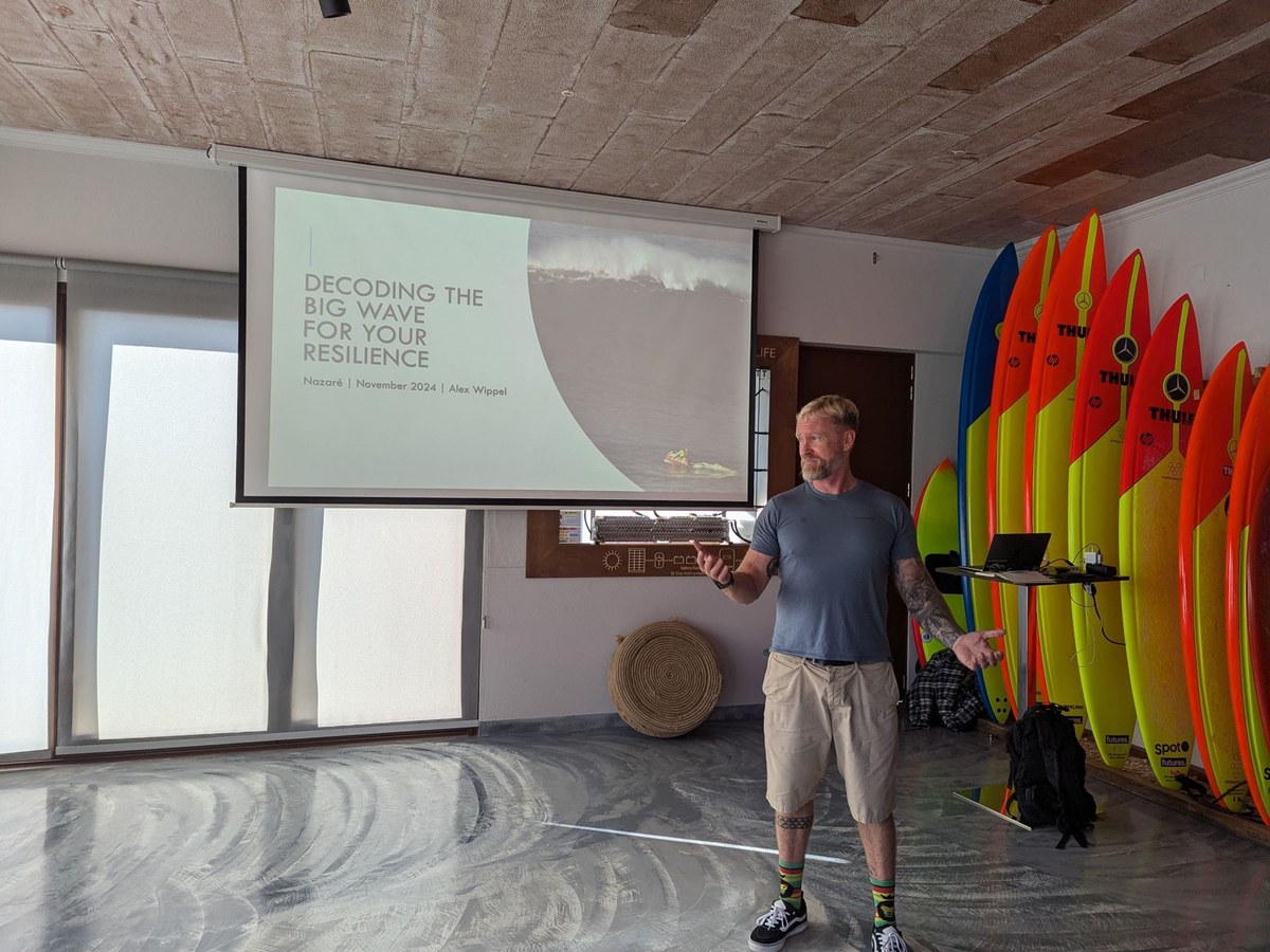 Alex Wippel hält eine Keynote in Nazaré