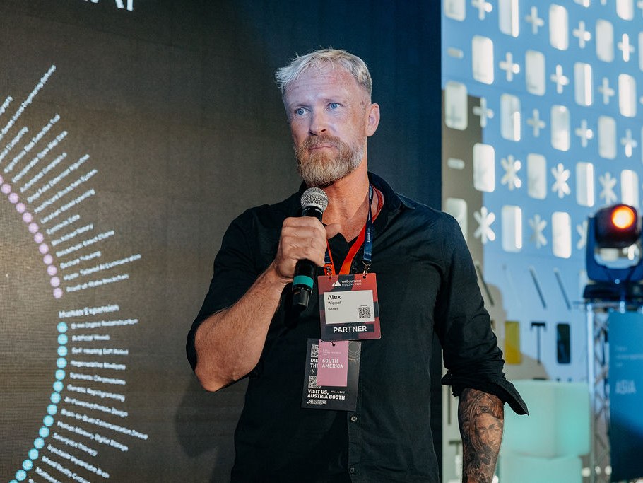 Alex Wippel am Mikrofon beim Web Summit in Lissabon